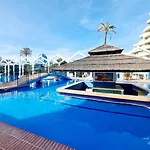 Precioso apartamento con piscinas y vistas al mar.